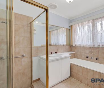 Spacious Family Home in a Prime Keilor Location - Photo 6