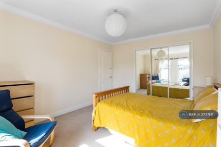 3 bedroom flat to rent - Photo 3