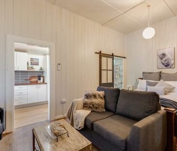 Fully Furnished Character Studio Apartment Close to City! - Photo 2