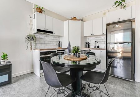 Stylish Abode With First Class Facilities - Photo 4