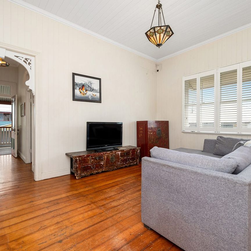 Fully Furnished Queenslander with Pool in Woolloongabba - Photo 1