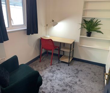 Four Bedroom Student Property - Photo 3