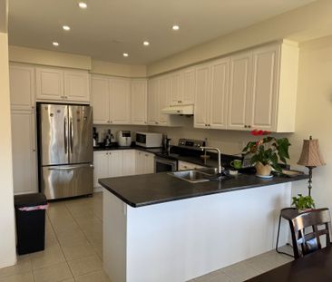 For Lease - 257 Sharon Creek Drive, East Gwillimbury, Ontario - Photo 1