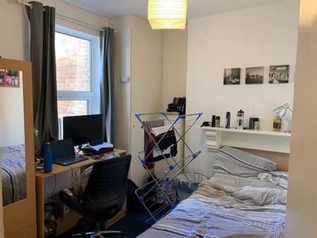 5 Bed Student Accommodation - Photo 5