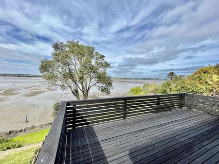 Stunning 5-Bedroom Waterfront Home in Takanini! - Photo 4