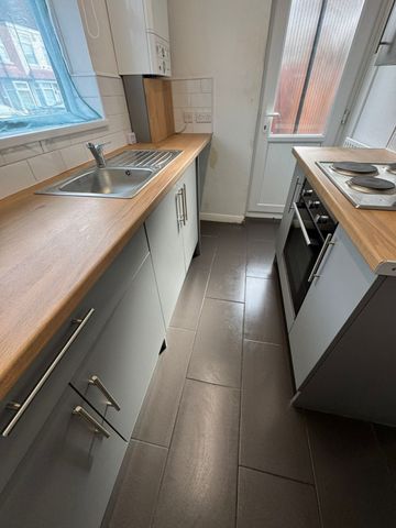 2 bed Terraced - To Let - Photo 4