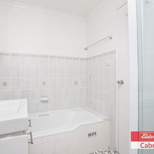 Wonderful 2 bedrooms freshly painted , level 2 full brick unit!! - Photo 1