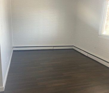 1 BDRM/1 BATH - 813 IDYLWYLD DR N - Available DEC 1 - Photo 5