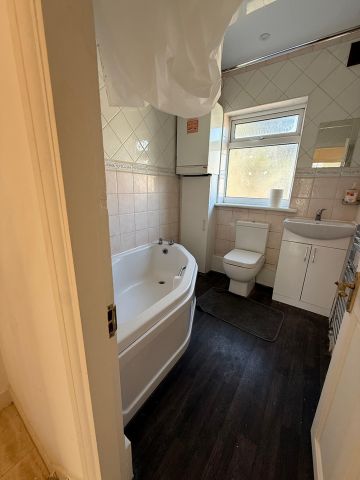 3 Bed Terraced House, Landseer Avenue, E12 - Photo 5