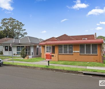 Central 4-Bedroom Home – Walk to Wollongong CBD - Photo 3