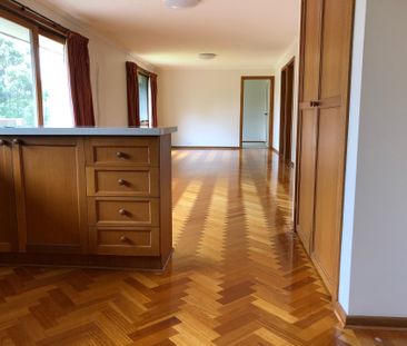 IMPRESSIVE FAMILY HOME - SINGLE LEVEL SPACE AND COMFORT - Photo 5