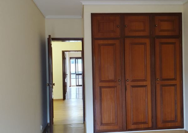 Apartamento T3 situado na zona residencial da Forca, em Aveiro.