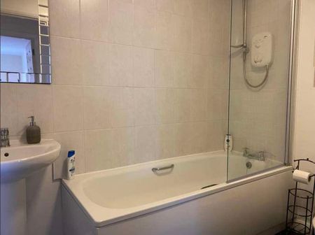 Bed Flat With Balcony // Bills Inc // Jul, LN6 - Photo 5