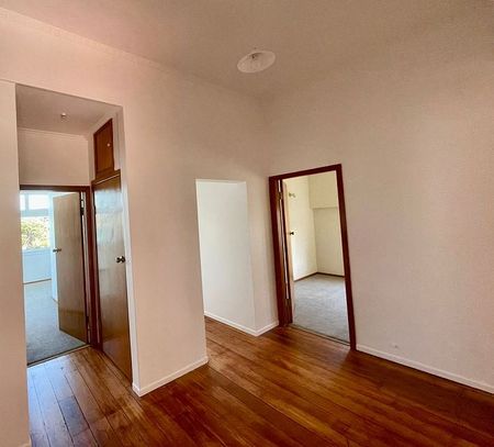 Sunny, sea views, close to city, shops & beach - Photo 5