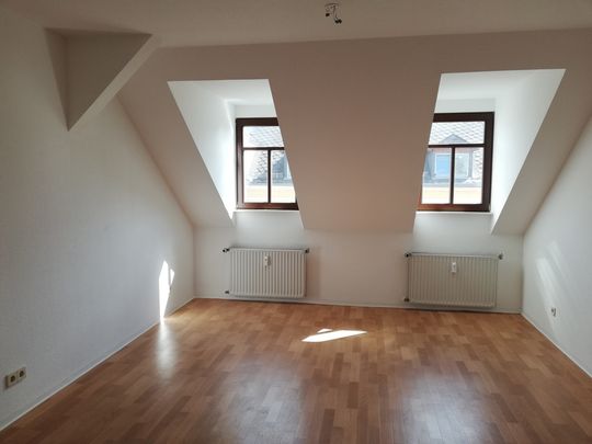 Dachgeschosswohnung im Altbau mit Einbauküche - Foto 1