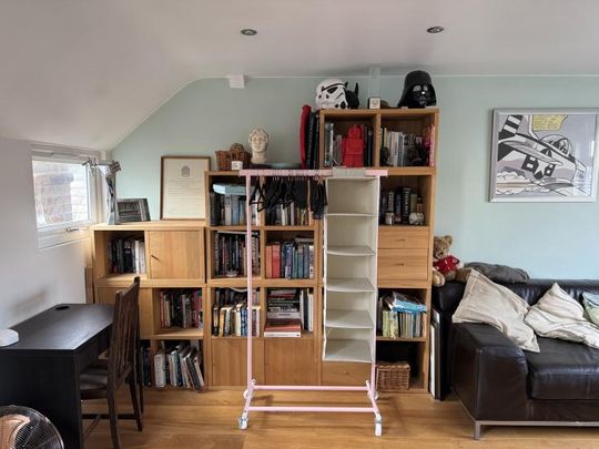 SELF-CONTAINED STUDIO ROOM WITH EN SUITE AND BASIC KITCHEN FACILITIES - Photo 1