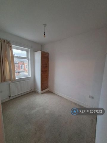 2 bedroom terraced house to rent - Photo 2
