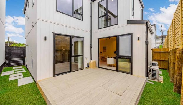 Stunning New Build in the Heart of Howick - Photo 1