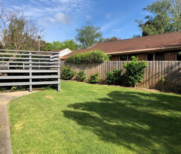 IMPRESSIVE FAMILY HOME - SINGLE LEVEL SPACE AND COMFORT - Photo 3