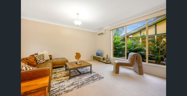 Bright 3-Bed Family Home with 2 Bathrooms & Parking — Close to Schools & Westfield - Photo 1