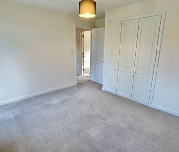 3 bedroom Superb Three Bedroom House to rent - Photo 2