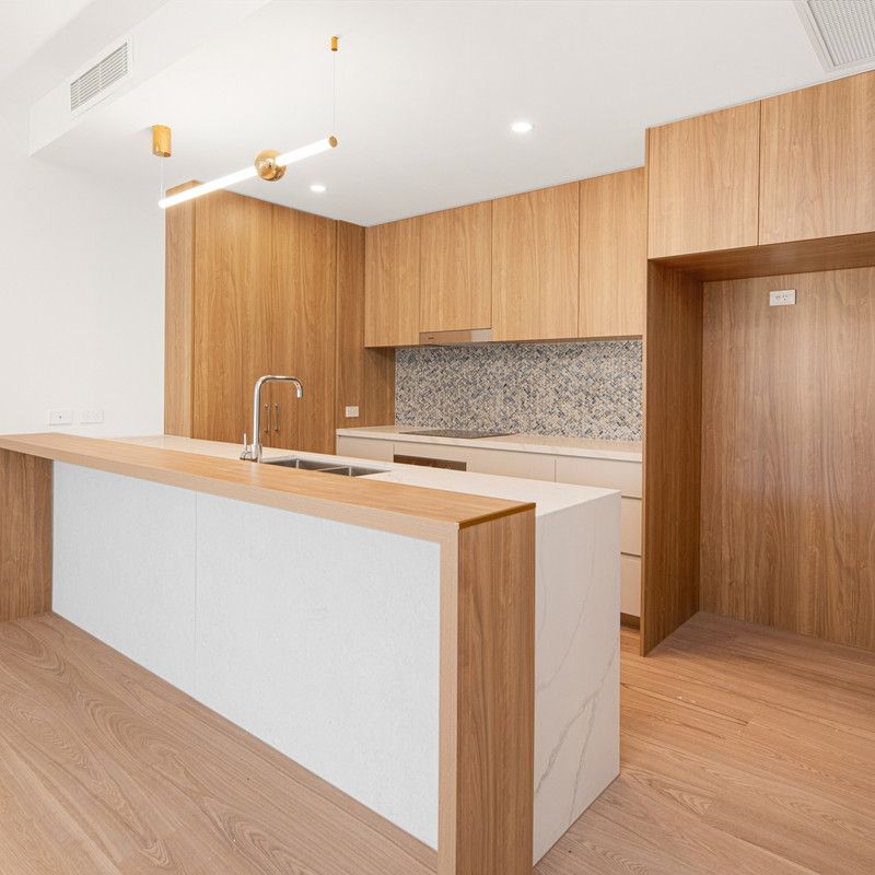 Beautifully Designed Two Bedroom Apartment in the Heart of Kangaroo Point - Photo 1