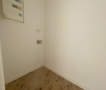 NEUWERTIG UND VERKEHRSGÜNSTIG WOHNEN - BALKON, FUSSBODENHEIZUNG, EINBAUKÜCHE , PARKETT UND AUFZUG - Photo 2