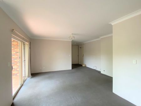 Spacious 2 Bedroom Apartment with lock up garage! - Photo 5