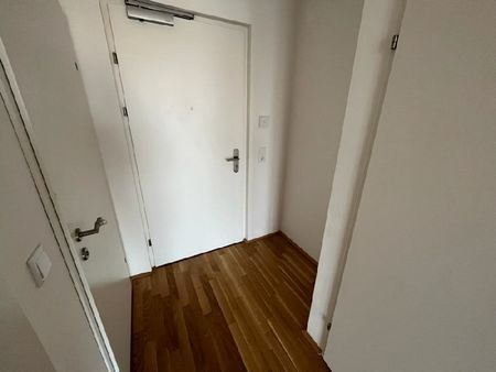 Helle 3-Zimmer-Wohnung mit schönem Ausblick - Geräumiges Wohnzimmer - Photo 2