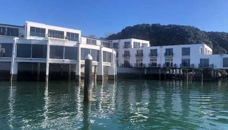 LUXURY PENTHOUSE APARTMENT OVERLOOKING THE HARBOUR - Photo 4