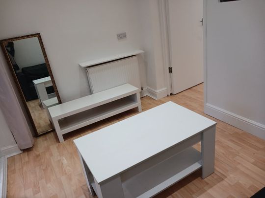 1 Bed Flat, St. Johns Road, NW11 - Photo 1