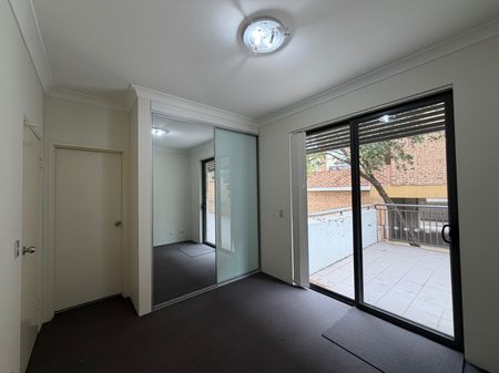 Beautiful Freshly Painted 2 Bedroom Unit, Fantastic Location, Brand New Carpet Throughout! - Photo 3