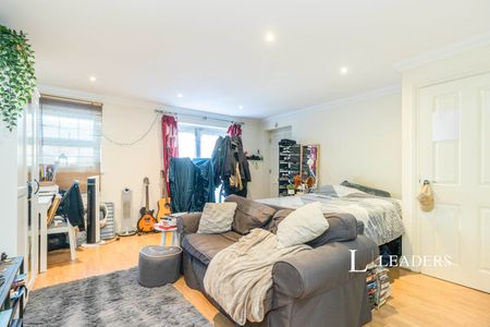 studio to rent Priory Mews, Guildford Street, Chertsey, KT16 - Photo 4