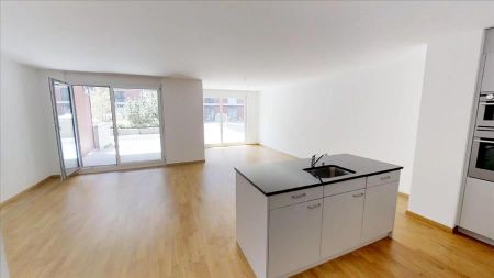 "Excellent public transportation connection!" - Photo 3