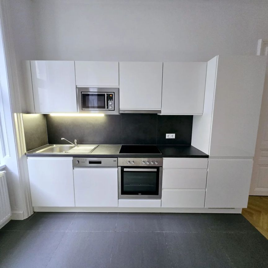 Eleganz trifft Moderne: Altbauwohnung 3 Zimmer + Wohnküche, 2 Bäder, Stuckdecken und Frischgrätparkett in der Porzellangasse - Photo 1