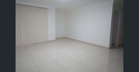 Spacious Modern Two Bedroom Apartment in heart of Eastwood. - Photo 2