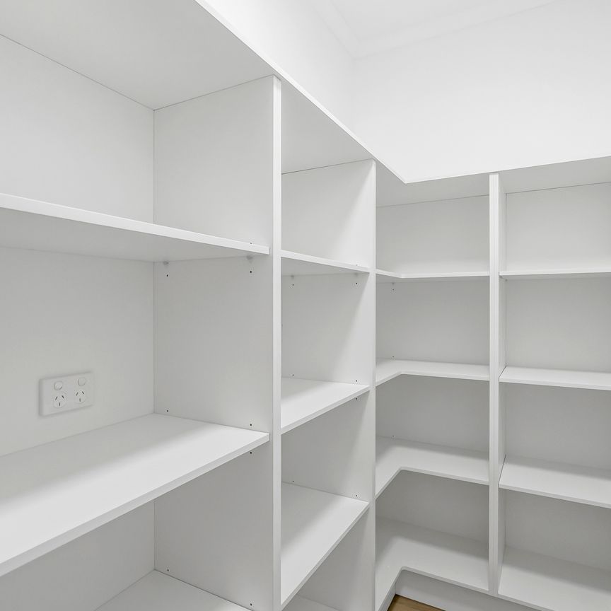 HIGH SPEC, EXECUTIVE ENTERTAINER IN SOUGHT AFTER SMITHFIELD POCKET! - Photo 1