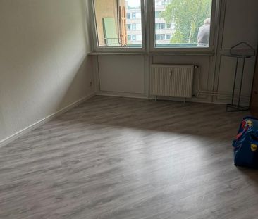 Modernisierte 2,5-Zimmer-Wohnung mit Balkon, neuem Bad undLaminat - Photo 3
