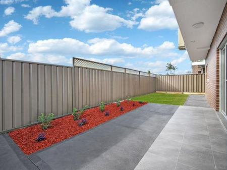 BIGGER IS BETTER, OVERSIZED 5 BEDROOM TOWNHOUSE - Photo 5