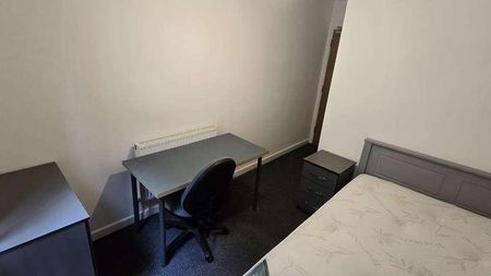 Lenton Boulevard // Bed Student House, NG7 - Photo 4