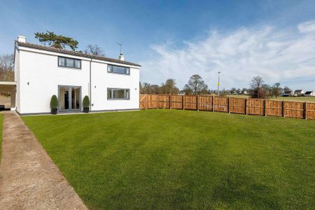 Beautifully refurbished, this impressive five-bedroom detached family home blends character with modern luxury. - Photo 2