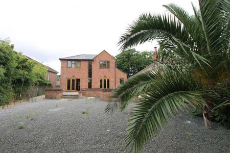 5 bedroom detached house to rent - Photo 3