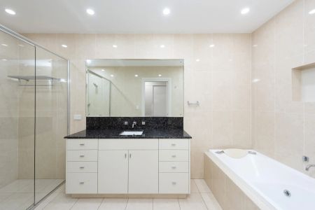 Top Floor Apartment With Entertaining Terrace and Expansive Views - Photo 3