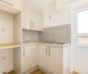 4 bedroom semi-detached house to rent - Photo 6