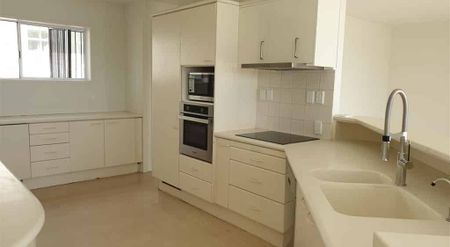 5 Bedroom waterfront family home - Photo 2