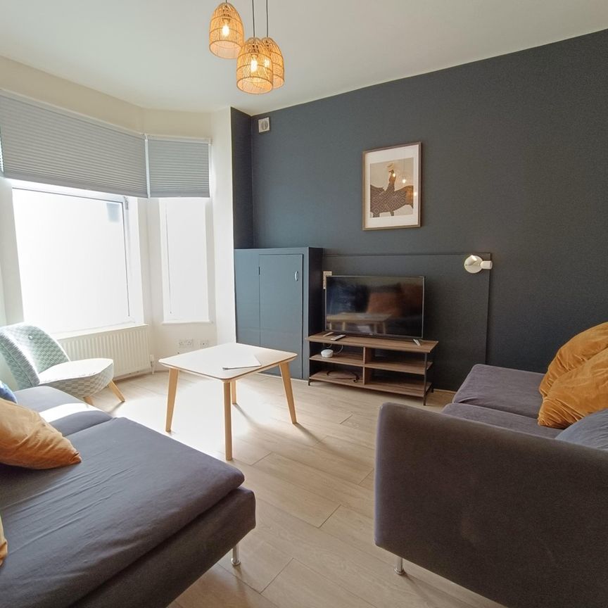 6 Bed End Terrace, Ruskin Avenue, M14 - Photo 1