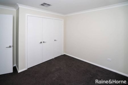 MODERN PROEPRTY IN STUNNING SUBURB - Photo 3