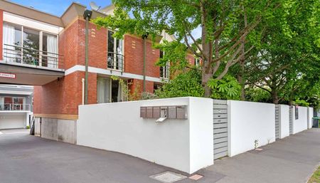 Short term 2 bedroom City Apartment with garage - Photo 4