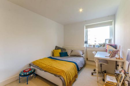 3 bedroom flat to rent - Photo 4