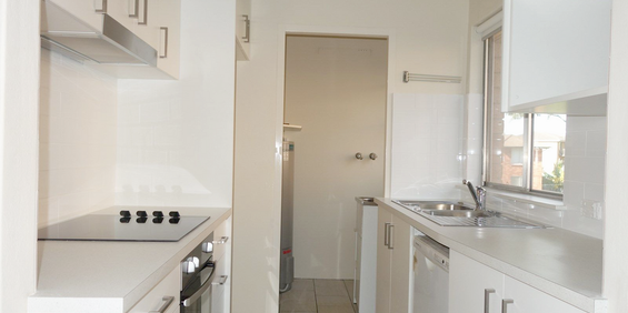 Conveniently located 2 bedroom unit - Photo 3